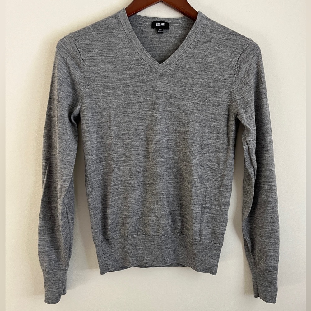Uniqlo Lightweight Wool Gray V Neck Sweater | Size XXS
